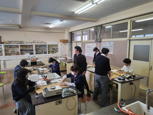 米子北斗中学校で中学生を対象とした出張化学実験教室を開催しました