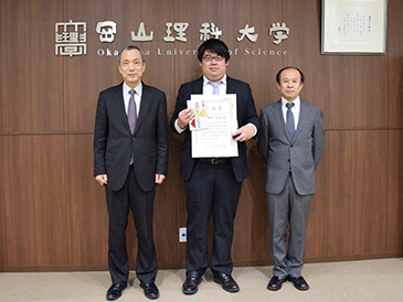 ニュース＆トピックス　大学院生の藤原さんが仁科賞を受賞！