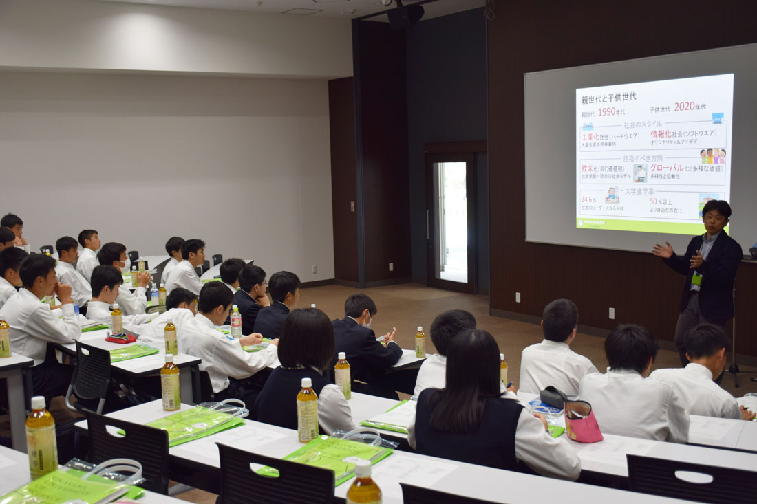 作陽高校1年生39名が学内見学[岡山キャンパス]
