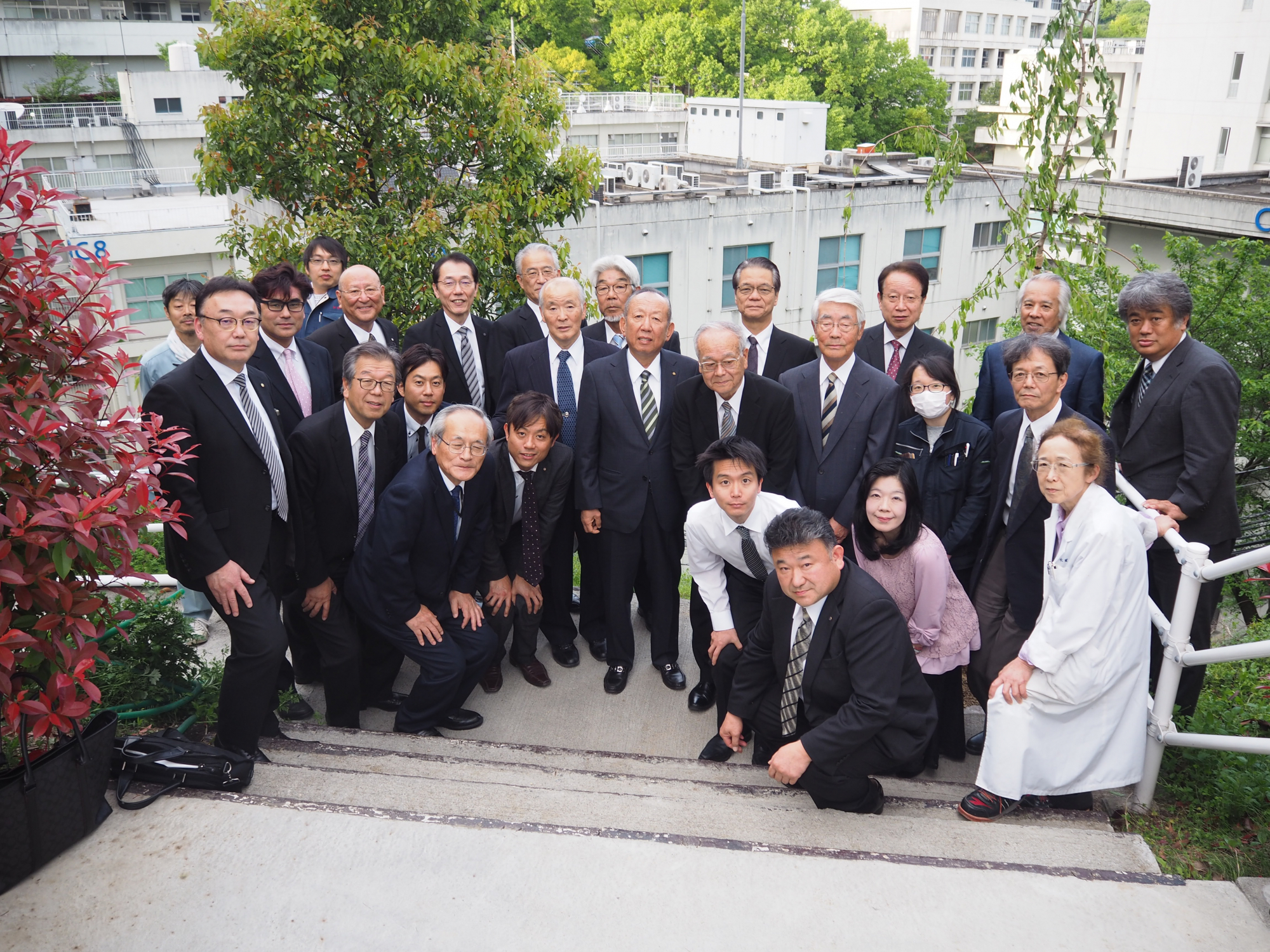 理大同窓会50周年記念でシダレザクラ(枝垂桜)を植樹
