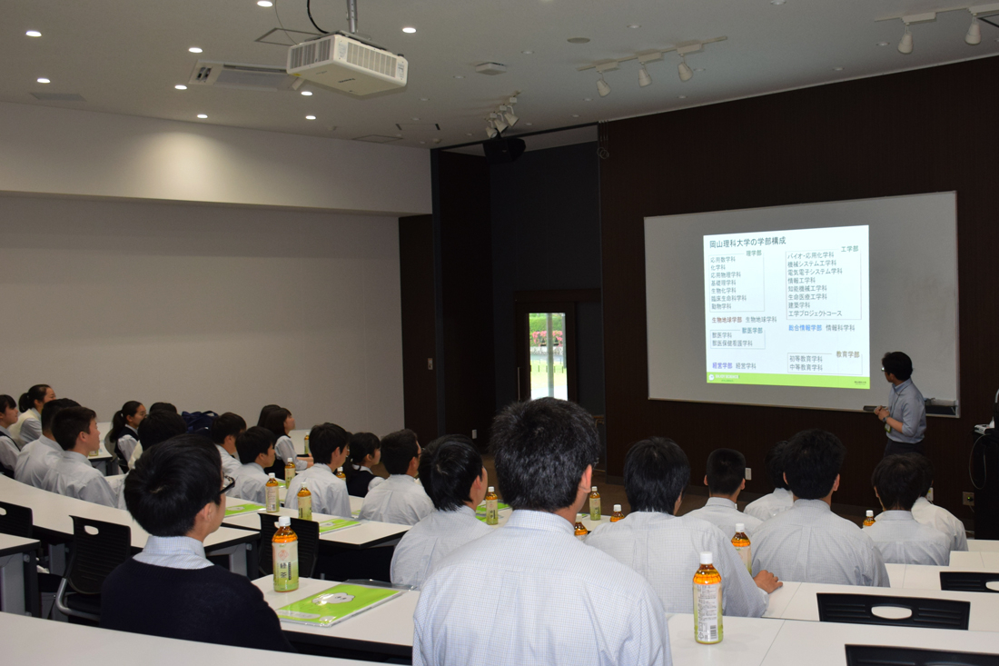 倉敷鷲羽高校2年生25人が学内見学