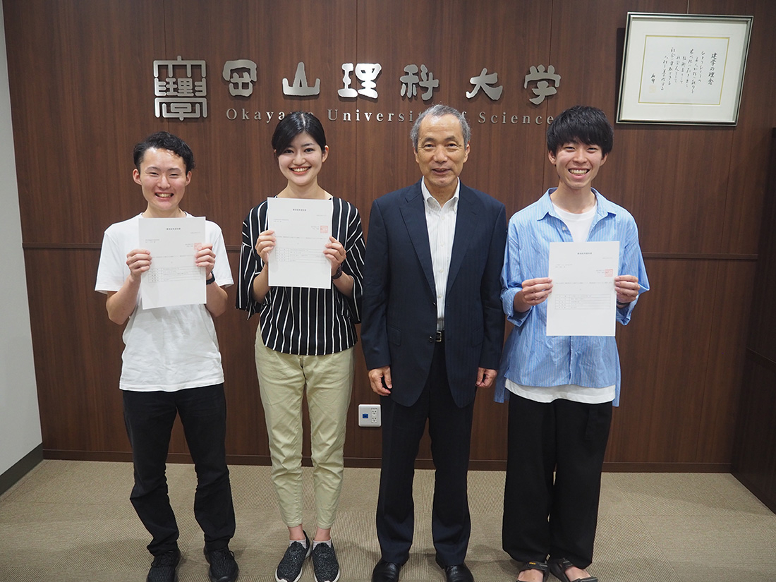 松下さん、平岡さん、岡田さんに「岡理GAP」の通知書授与