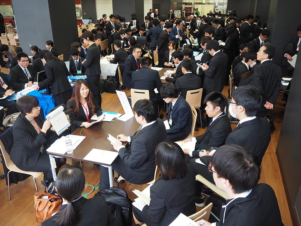 合同業界研究会スタート　350社参加　理系学生に熱視線！