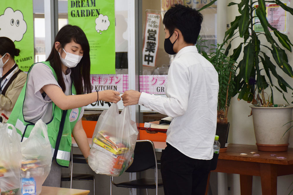 コロナ禍の影響受けた学生たちに地元企業が食料品提供