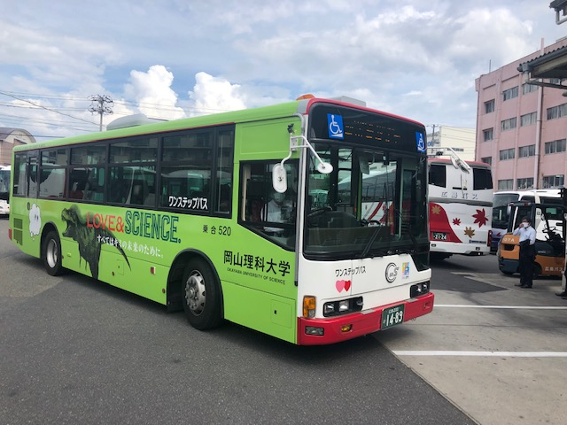 広島中心部で恐竜のラッピングバス運行