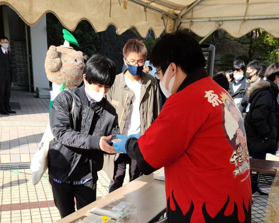 「コロナ禍に負けず頑張って‼」／奈義町の皆さんが学生に豚汁250食炊き出し