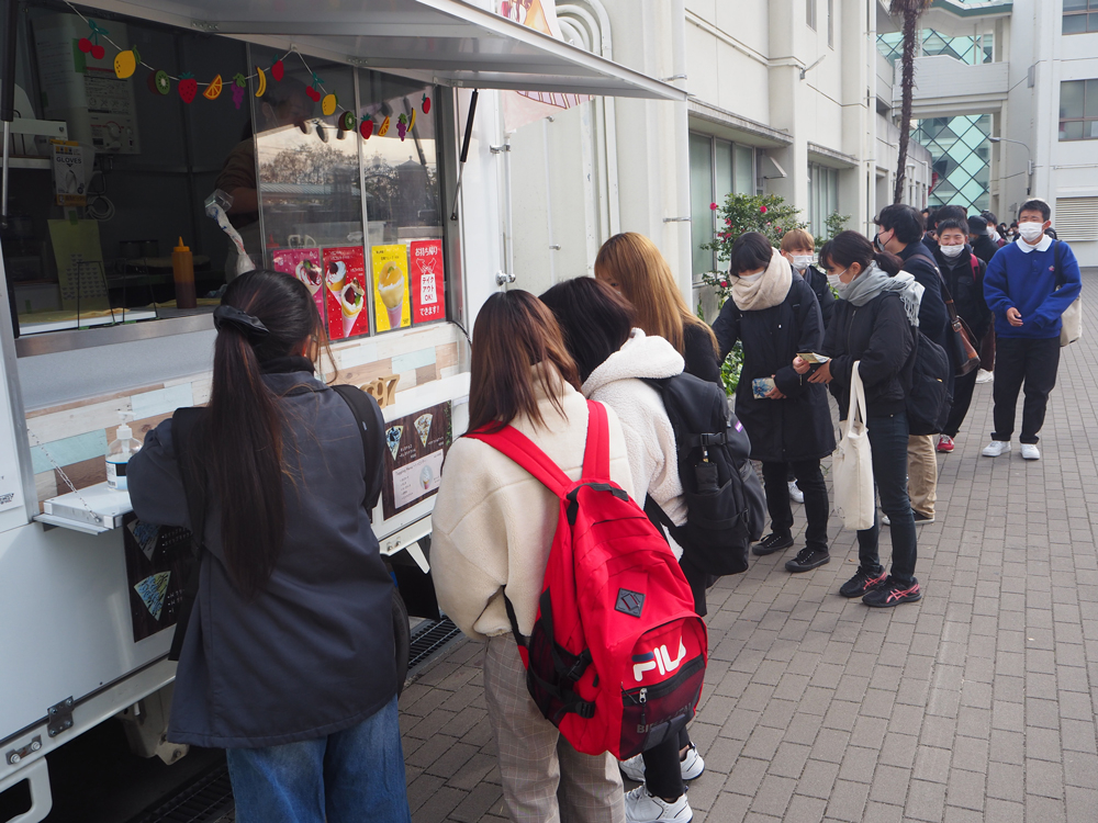 理大にキッチンカーお目見え　1日だけの試験販売