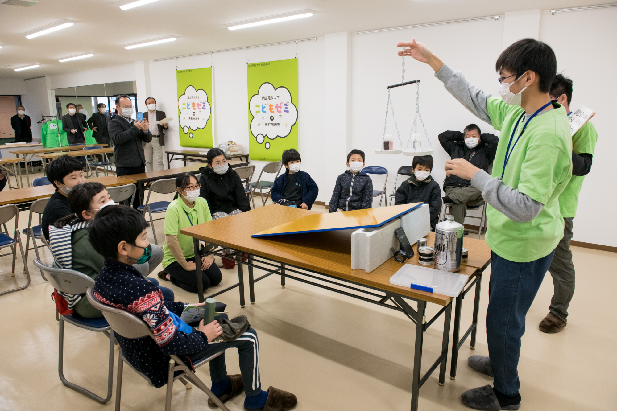こどもゼミで、科学実験やミニリース作り楽しむ 経営学部の表町商店街活性化ラボ