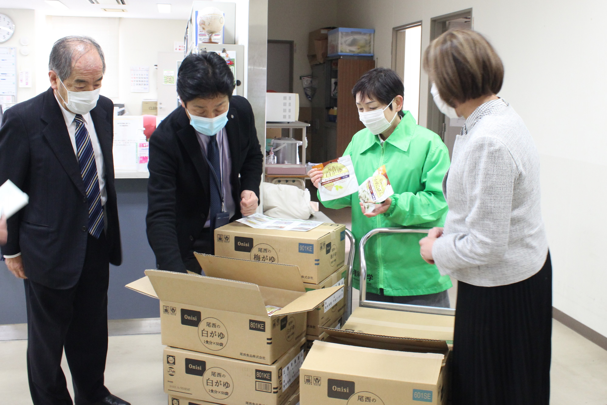 岡山市内のNPO法人から、学生向けにアルファ米寄贈