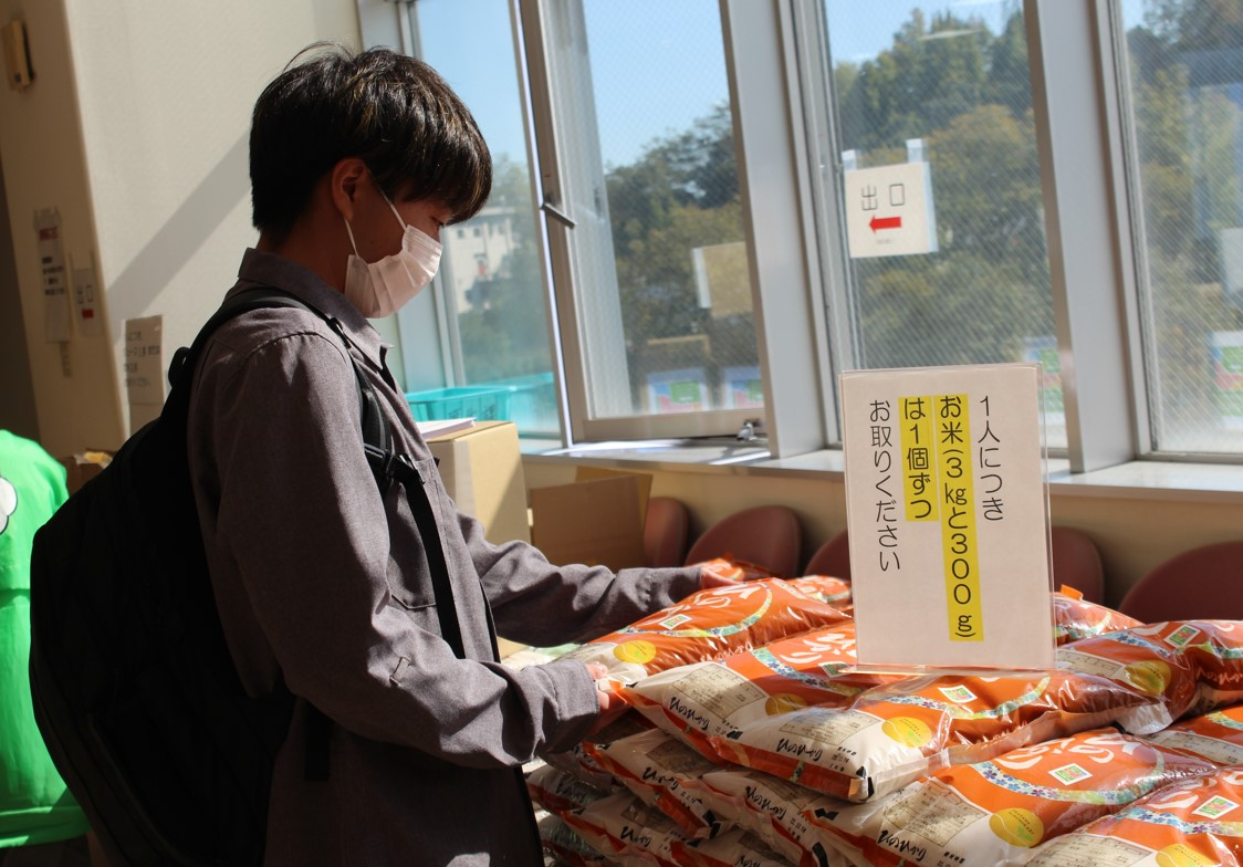 「学生生活支援」第11弾で約600人に米や飲料配布開始