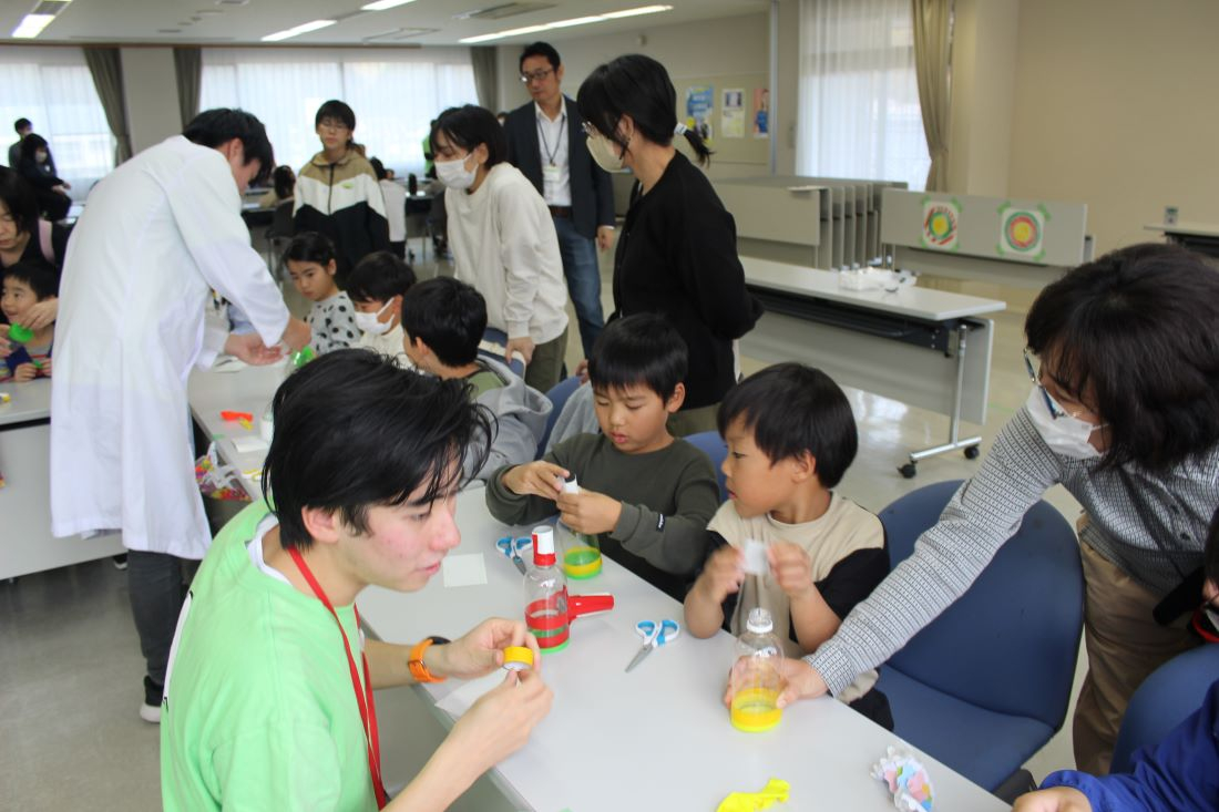 科学ボランティアが楽しい実験ショー/約200人が参加し井原市で子ども科学教室