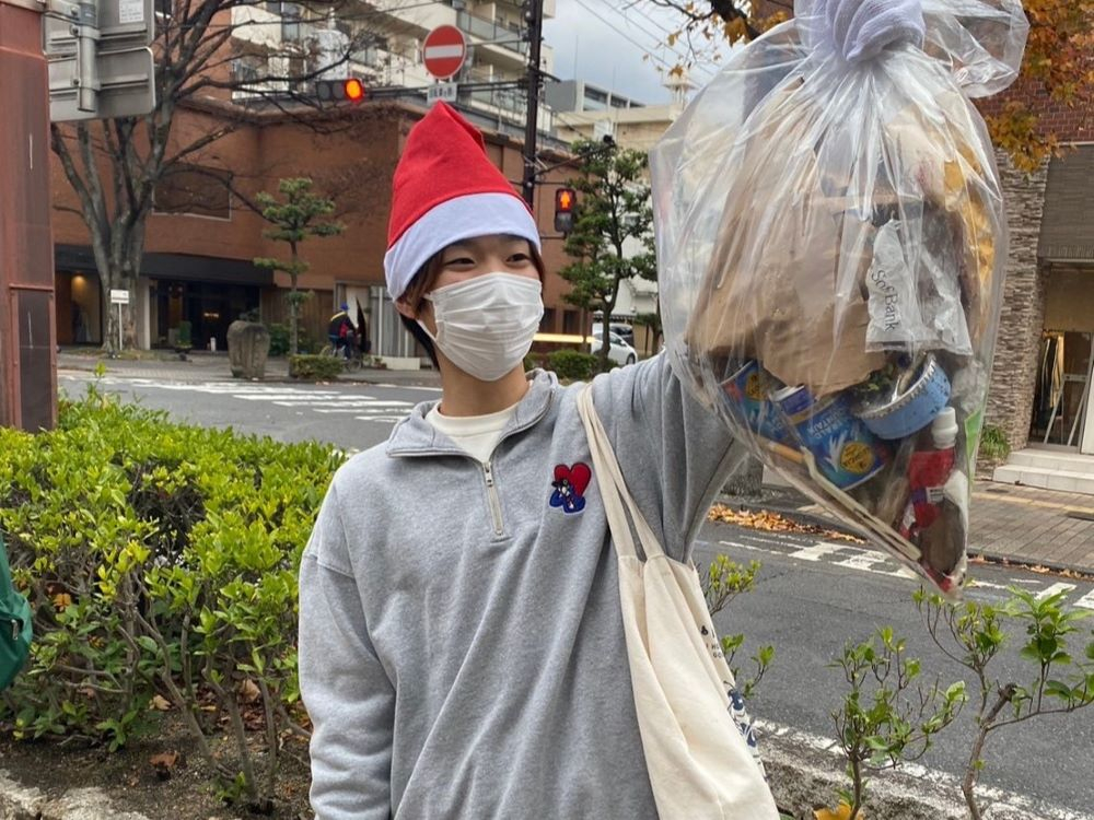 サンタの姿で街をきれいに/岡山理科大学RAC