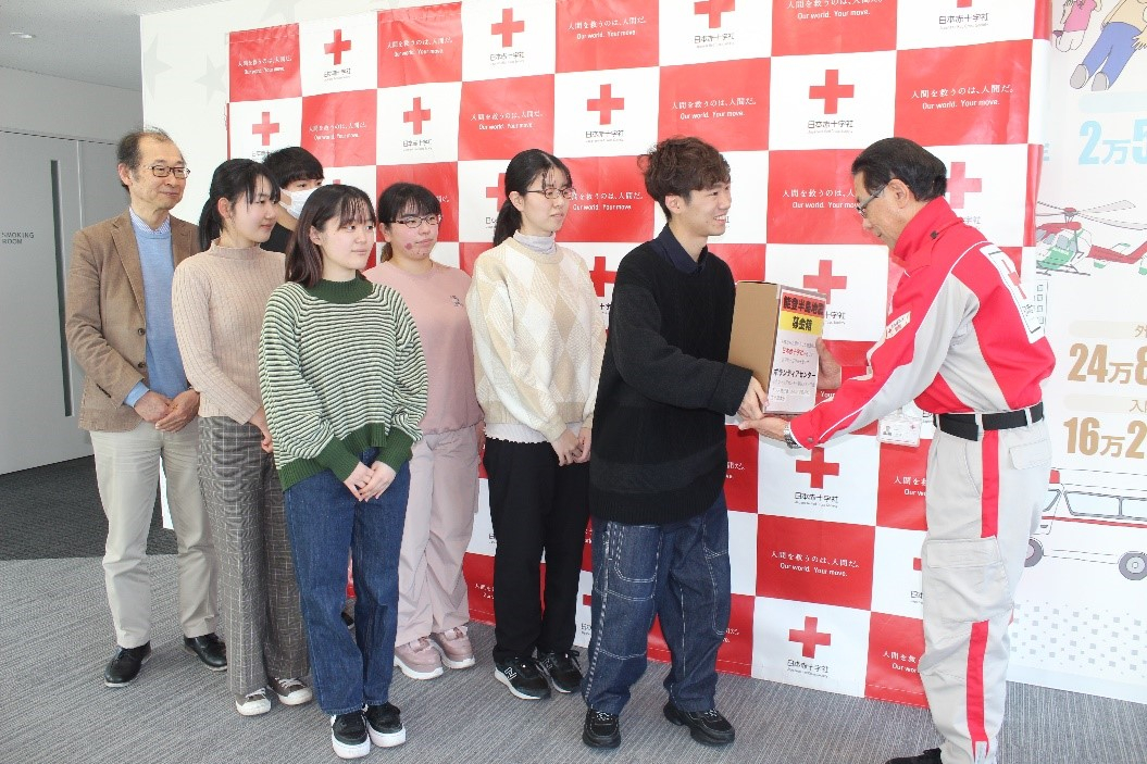 学生たちが集めた「能登半島地震」義援金17万円を日赤に寄託