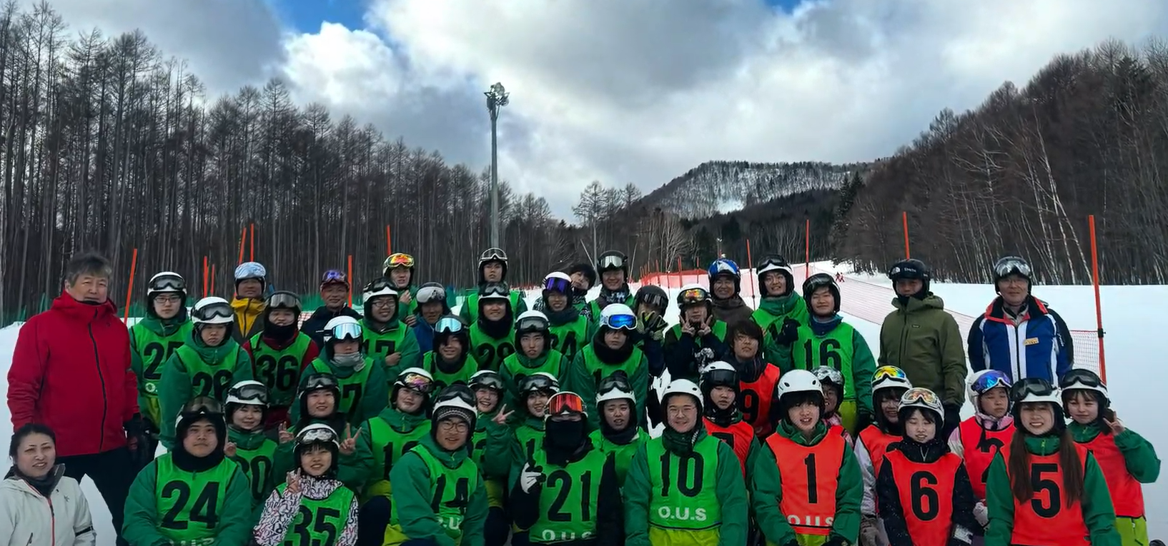 北海道のスキー・スノーボード実習でゲレンデに歓声 