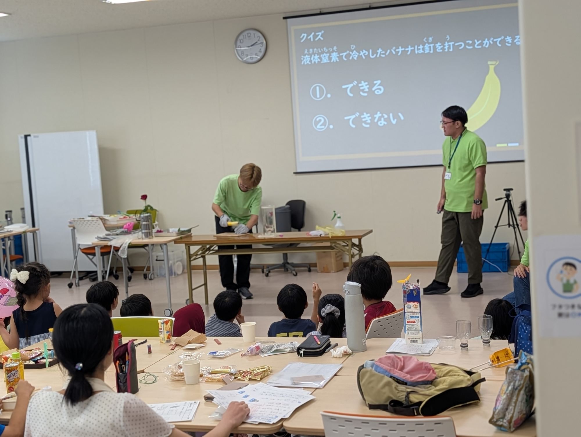 岡山理科大　図書館で「サマースタディ」開催！サイエンスショーとコマ作りで科学を楽しみました