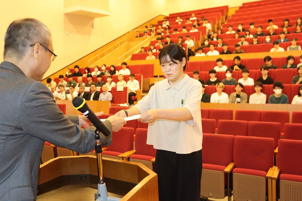 2026年度の学業特待生230人に認定書授与