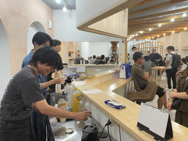 土曜夜市で賑わう「岡山TONKAN」