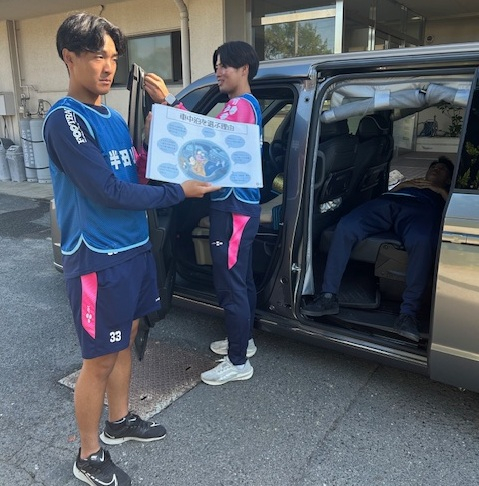 半田山ハイツ町内会避難訓練にサッカー部員がボランティア参加