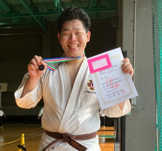 岡山市少林寺拳法大会で経営学部の日名選手が2年連続優勝
