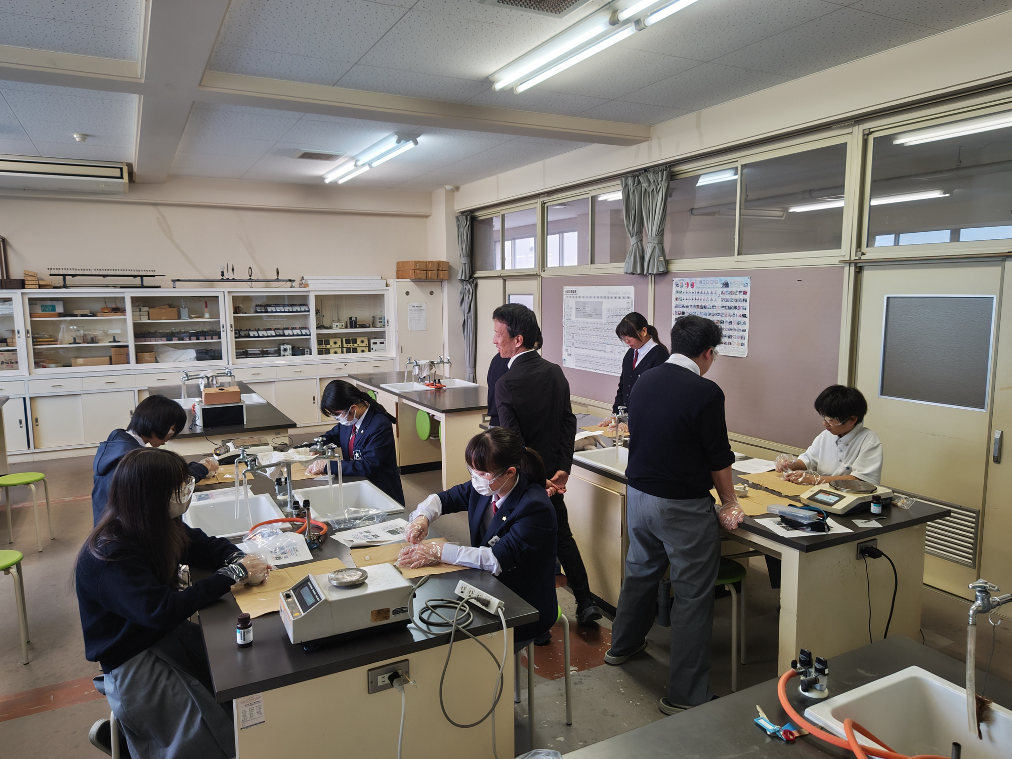 米子北斗中学校で中学生を対象とした出張化学実験教室を開催しました