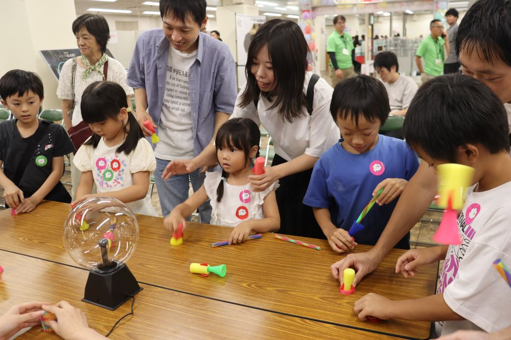 理大が岡山高島屋で「ワクワクサイエンス2026」/1100人が科学の楽しさ学ぶ
