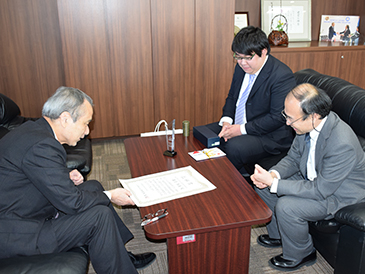 ニュース＆トピックス　大学院生の藤原さんが仁科賞を受賞！