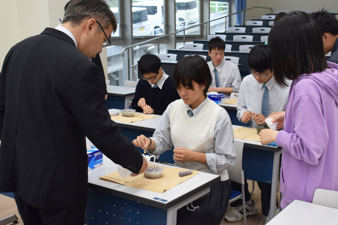 倉敷鷲羽高校2年生25人が学内見学