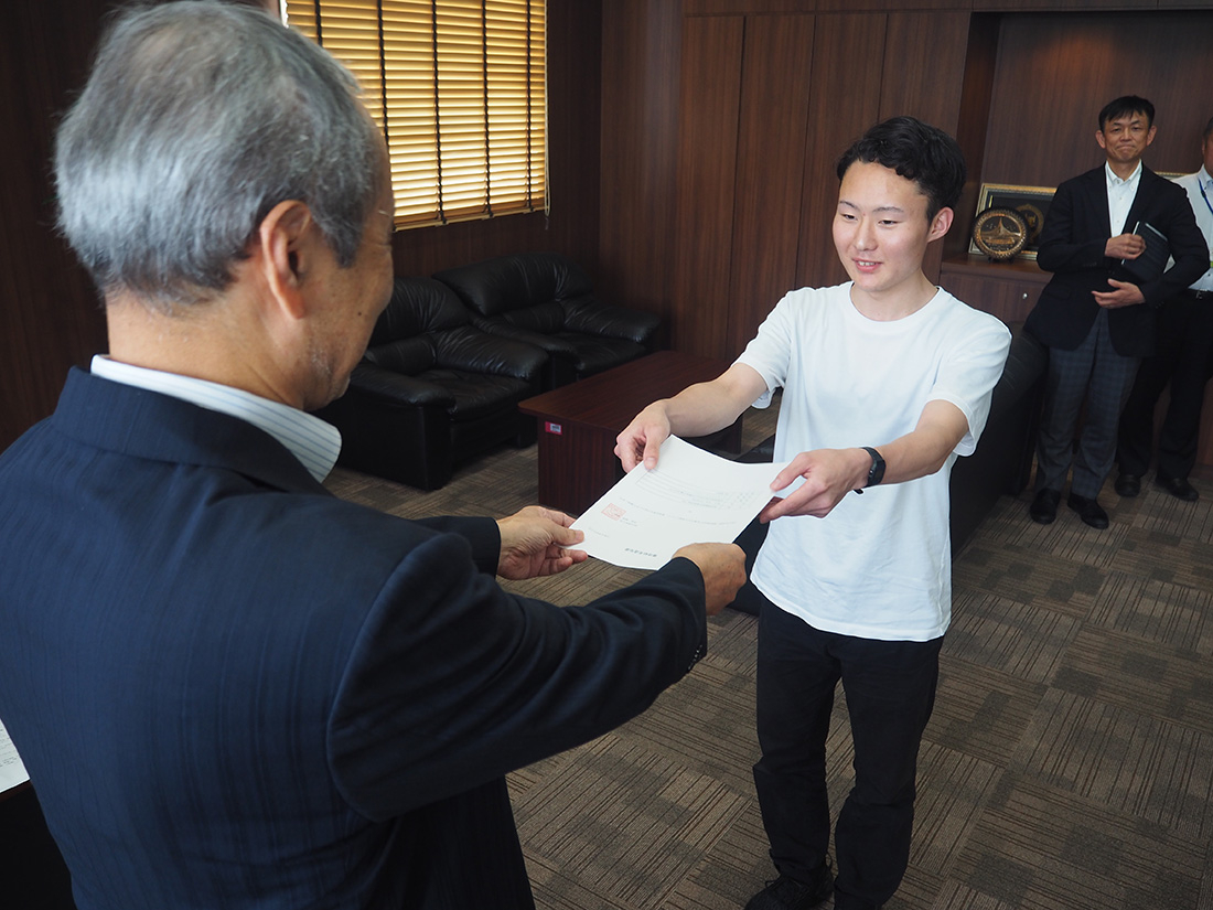 松下さん、平岡さん、岡田さんに「岡理GAP」の通知書授与