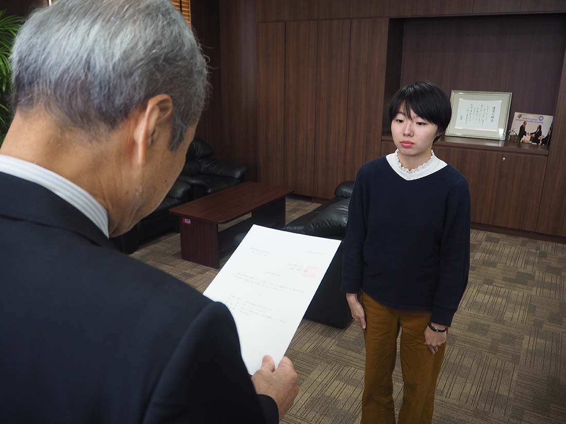 岡さんに「岡理GAP」の通知書授与 24人目