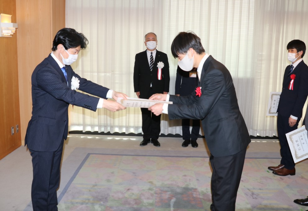 大学院理学研究科の井上さんが仁科賞受賞 「研究が純粋に楽しくて」
