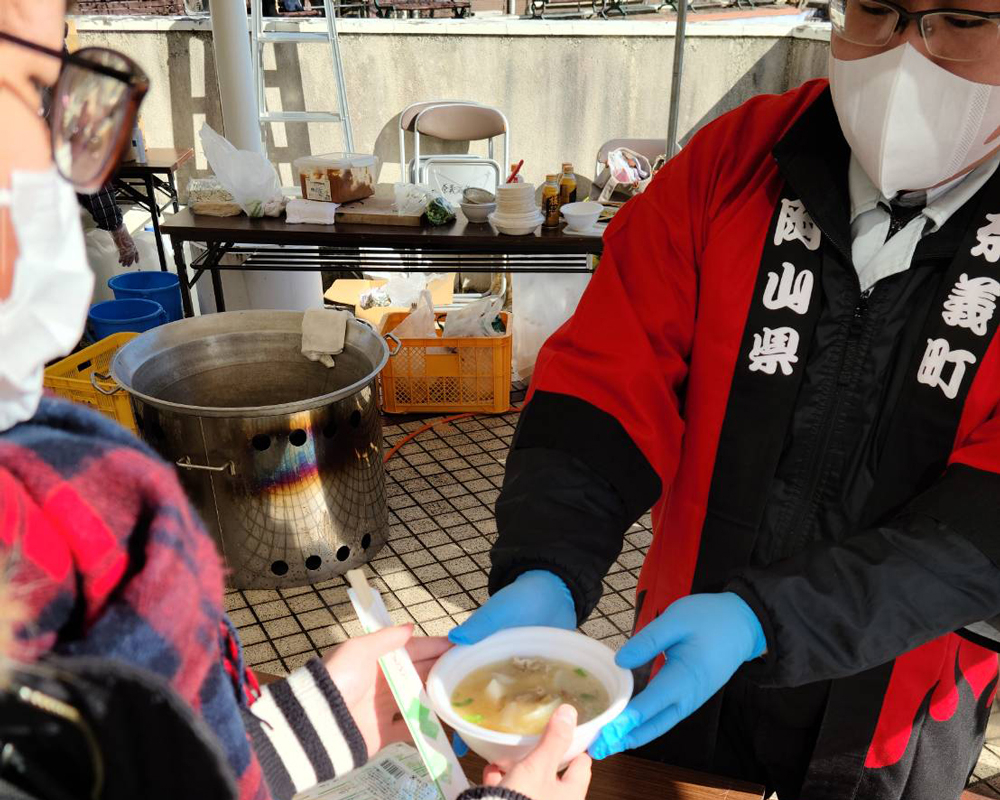 「コロナ禍に負けず頑張って‼」／奈義町の皆さんが学生に豚汁250食炊き出し