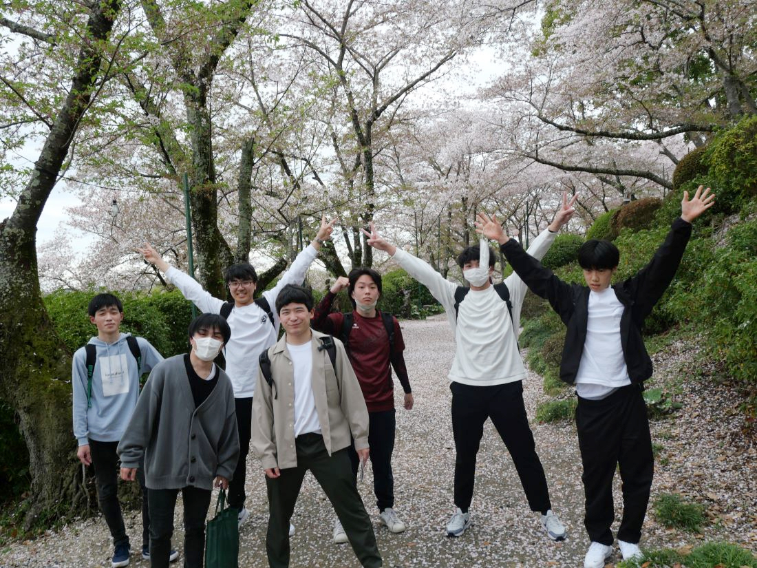 新入生の笑顔も満開／半田山植物園散策