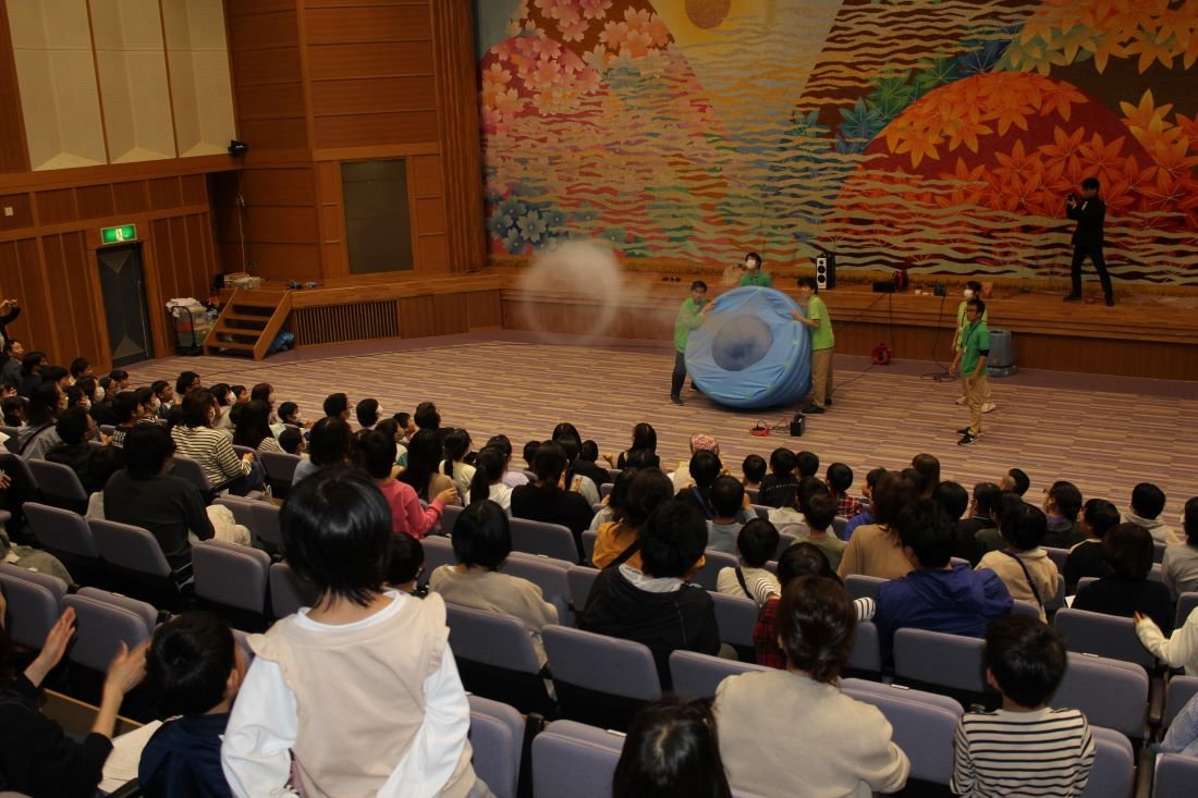 科学ボランティアが楽しい実験ショー/約200人が参加し井原市で子ども科学教室