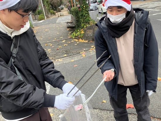 サンタの姿で街をきれいに/岡山理科大学RAC