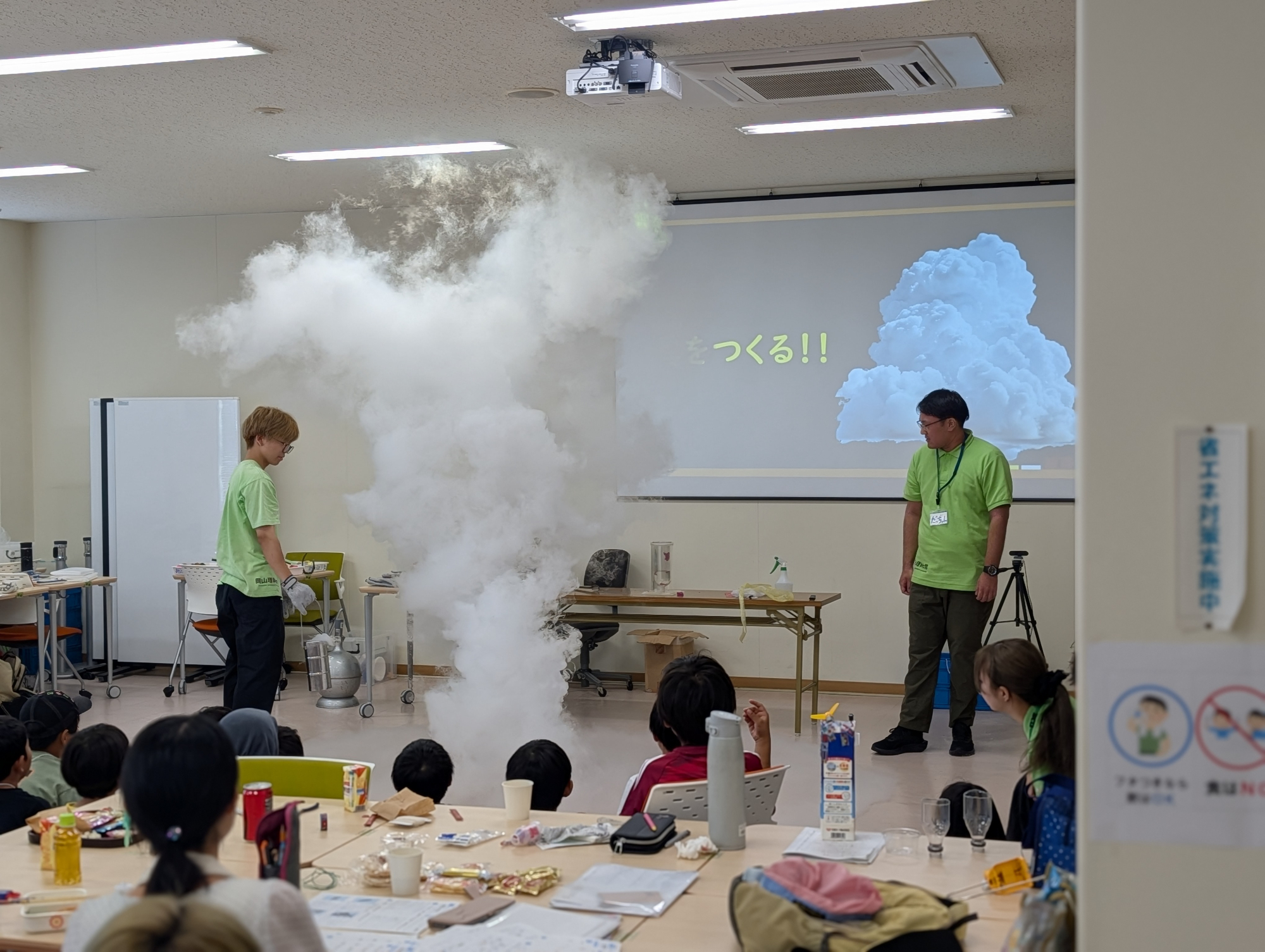 岡山理科大　図書館で「サマースタディ」開催！サイエンスショーとコマ作りで科学を楽しみました