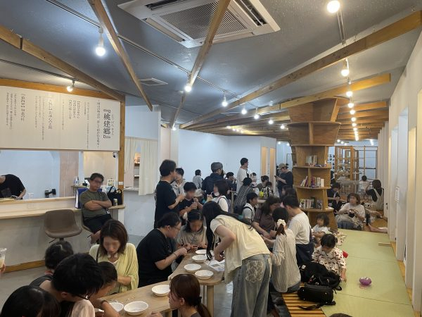 土曜夜市で賑わう「岡山TONKAN」