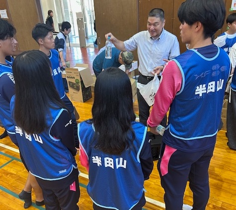 半田山ハイツ町内会避難訓練にサッカー部員がボランティア参加