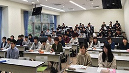 2017年春、中等教育学科には63名の新入生が入学し、新年度の授業が始まりました。