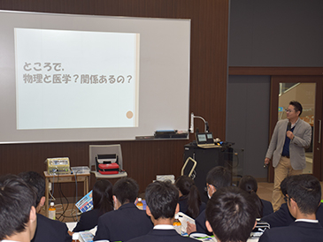 ニュース&トピックス　香川中央高校2年生23名が学内見学