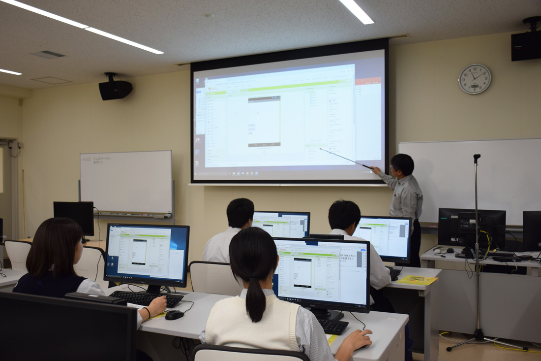 倉敷鷲羽高校2年生25人が学内見学