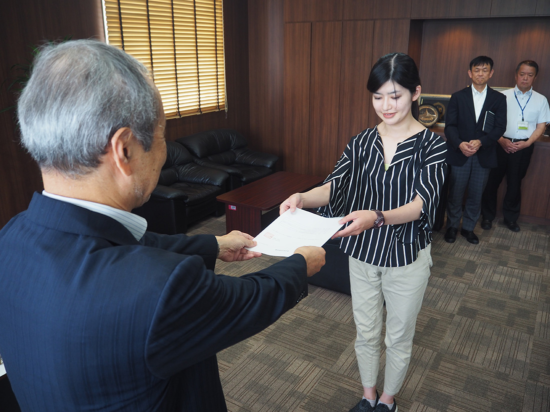 松下さん、平岡さん、岡田さんに「岡理GAP」の通知書授与