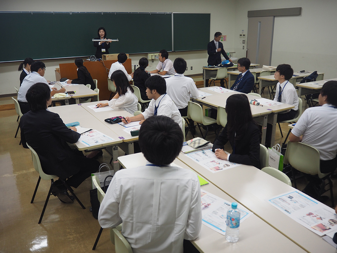 同窓の先輩教員が学生たちを熱く指導　「ホームカミングデー」開催