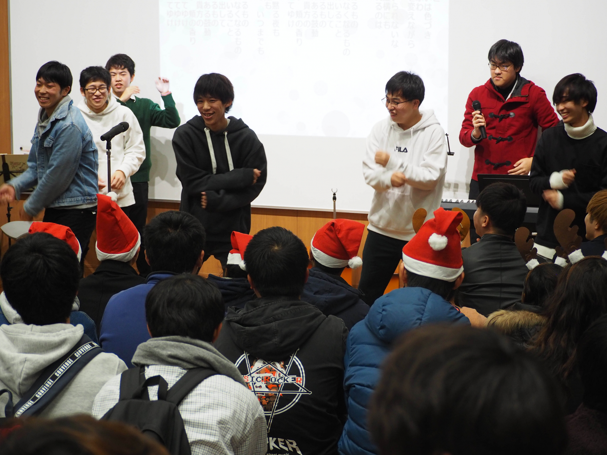 クリスマスムード満喫!! ランチタイムコンサートに歓声