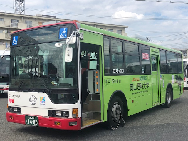 広島中心部で恐竜のラッピングバス運行