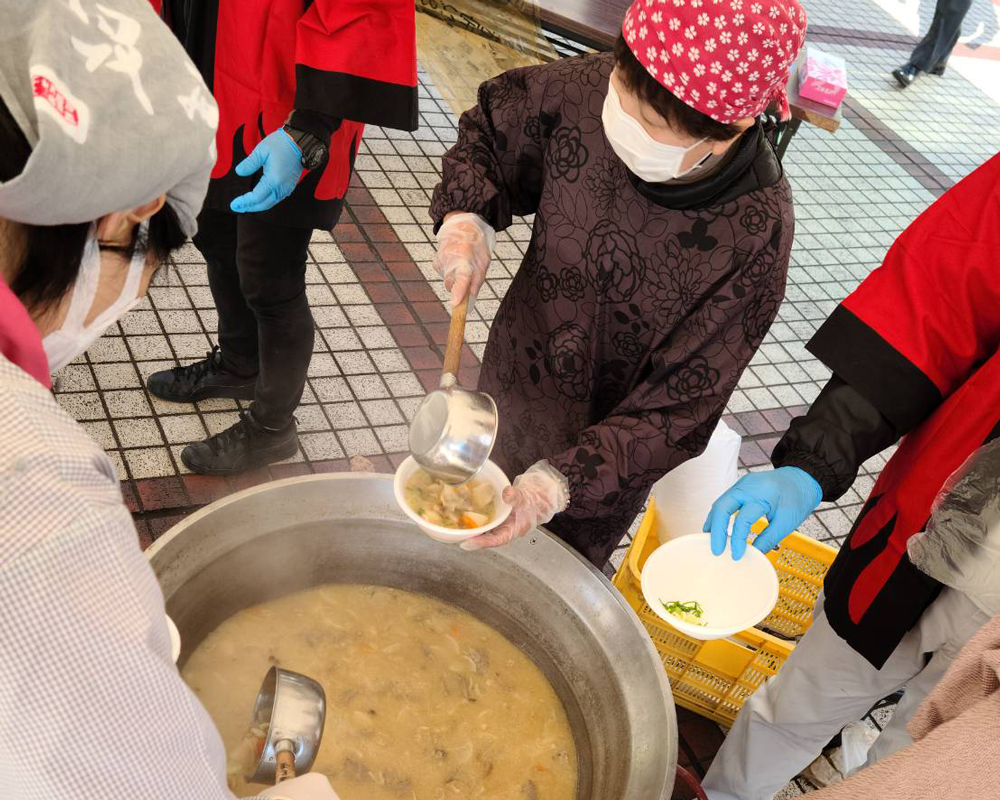「コロナ禍に負けず頑張って‼」／奈義町の皆さんが学生に豚汁250食炊き出し