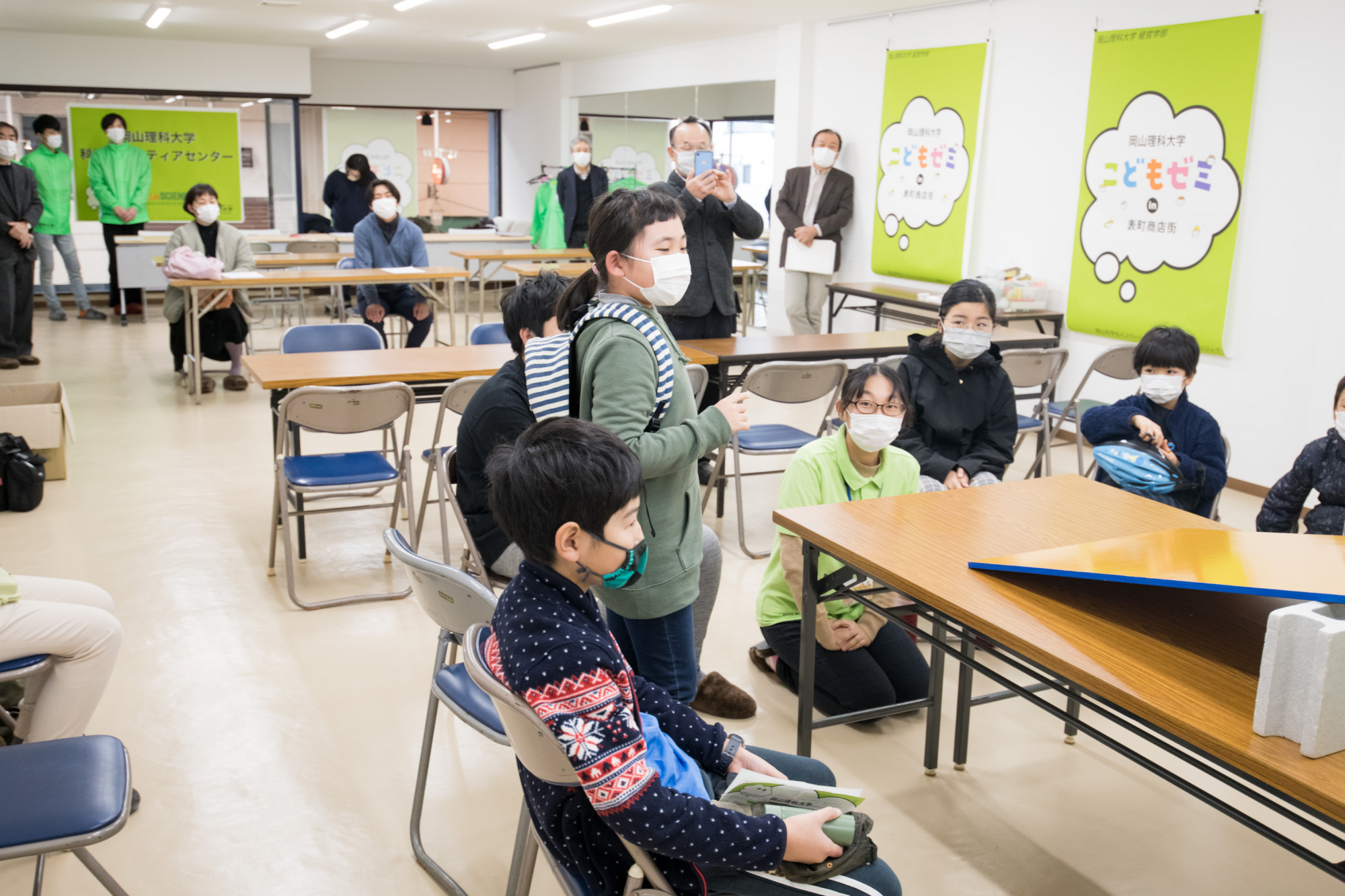 こどもゼミで、科学実験やミニリース作り楽しむ 経営学部の表町商店街活性化ラボ