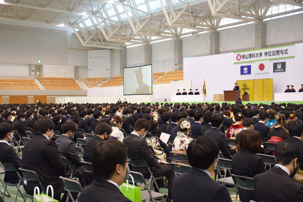 岡山・今治両キャンパスで学位記授与式/獣医保健看護学科の1期生巣立つ