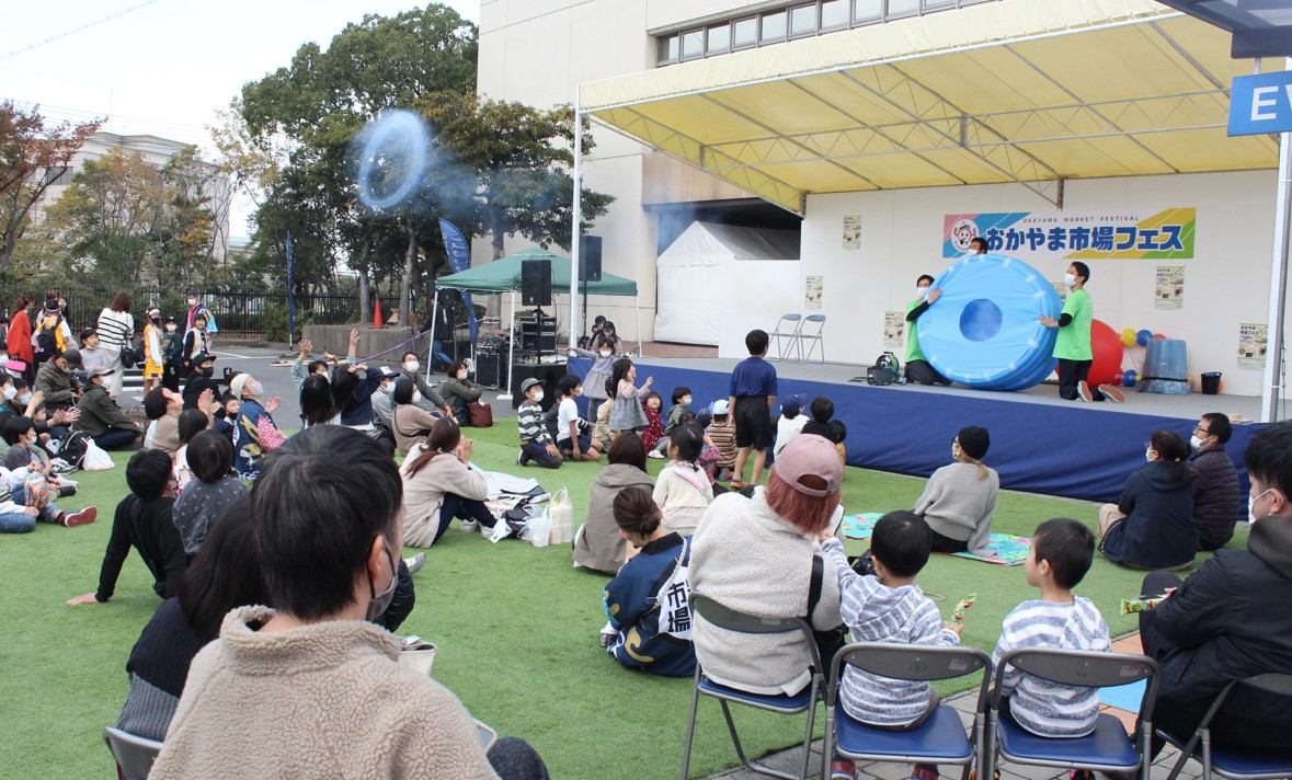 おかやま市場フェスで理大生が科学実験ショー