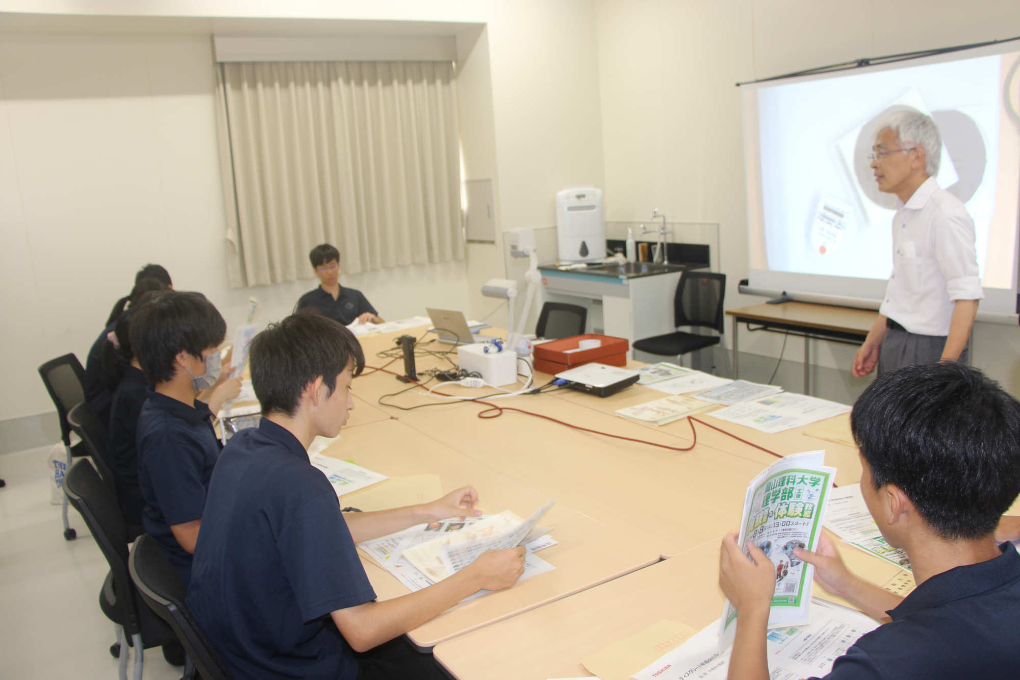 岡山一宮高等学校の生徒さんが学内見学