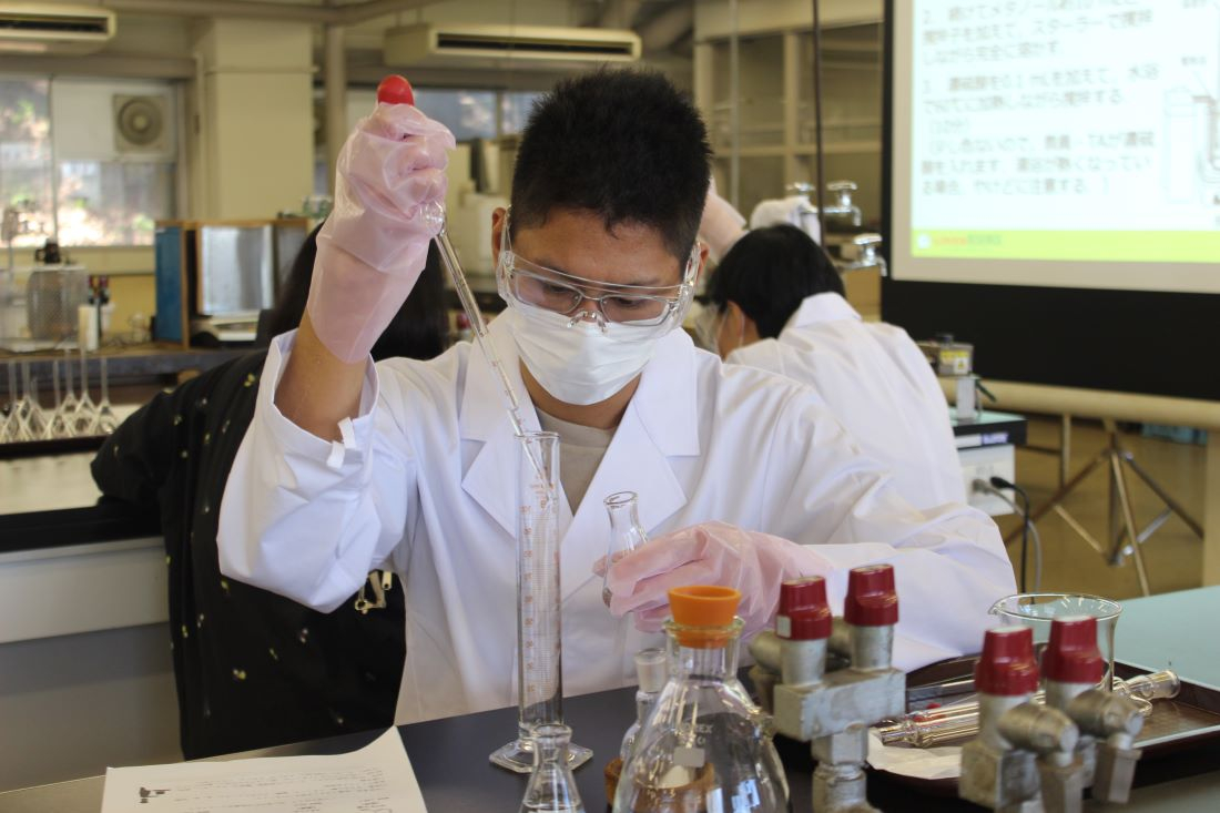 「実験ってとても楽しい!」高校生約25人が参加し化学実験教室開催